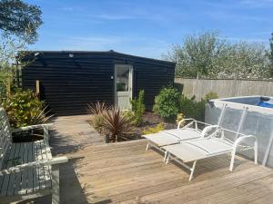 怀门德姆Lavender Lodge - Pool and Hot Tub with sunset views over open fields的相册照片