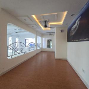 ein leerer Raum mit einem Flur mit Balkon in der Unterkunft Magnificent White House Semporna by The Minimalist in Semporna