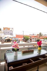 a table with two vases on it in front of a window at Studio meublé vue sur Mer in Dakar