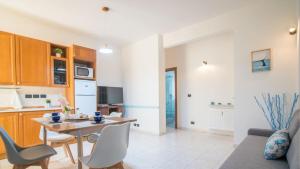 a kitchen and living room with a table and chairs at 006B - Casa Mare Blu, CENTRO di Riva Trigoso e 300m dalla SPIAGGIA in Riva Trigoso