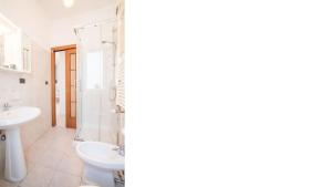 two pictures of a bathroom with a sink and a toilet at 006B - Casa Mare Blu, CENTRO di Riva Trigoso e 300m dalla SPIAGGIA in Riva Trigoso