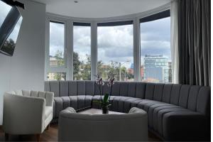 Posezení v ubytování VOU Suites by Avia Suites