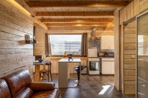 a kitchen with a couch and a table in a room at Alberg Taull in Taüll