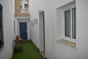 un couloir avec un sol vert dans un bâtiment dans l'établissement La casa de los Abuelos, à Alcalá de los Gazules 42 autres photos