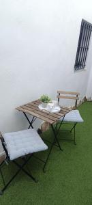 une table de pique-nique et un banc sur l'herbe dans l'établissement La casa de los Abuelos, à Alcalá de los Gazules