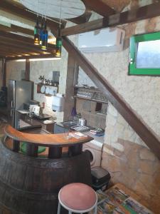 Una cocina con una mesa de madera en una habitación. en Kod dida-bicikle i kanu, en Skradin 3 fotos más