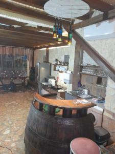 Una cocina con una gran mesa de barril en una habitación. en Kod dida-bicikle i kanu, en Skradin