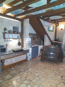 una cocina con un gran barril en una habitación en Kod dida-bicikle i kanu, en Skradin