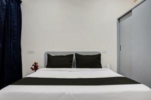 Postel nebo postele na pokoji v ubytování Hotel O Esta Inn