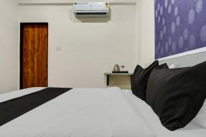 Postel nebo postele na pokoji v ubytování Hotel O Esta Inn