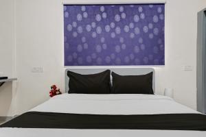 Postel nebo postele na pokoji v ubytování Hotel O Esta Inn