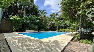 a swimming pool in a yard with trees at Chambres en Ville in David