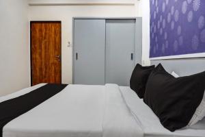 Postel nebo postele na pokoji v ubytování Hotel O Esta Inn