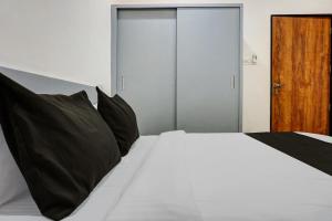Postel nebo postele na pokoji v ubytování Hotel O Esta Inn