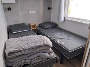 Postel nebo postele na pokoji v ubytování camping siblu sable du midi