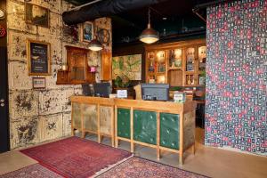 レイキャビクにあるKEX Hostel and Hotelのカウンター付きのお部屋