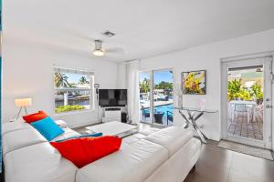 Гостиная зона в Waterfront Oasis with Pool, Sunset Views and Dock