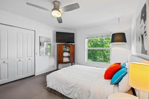 Кровать или кровати в номере Waterfront Oasis with Pool, Sunset Views and Dock +12 фотографий