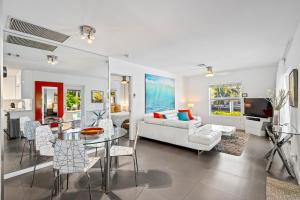 Гостиная зона в Waterfront Oasis with Pool, Sunset Views and Dock