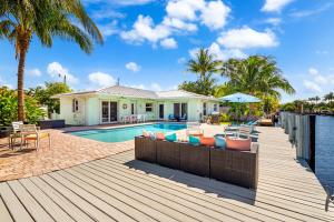 Бассейн в Waterfront Oasis with Pool, Sunset Views and Dock или поблизости