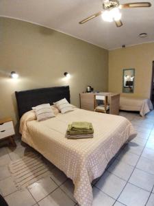 ビヤ・ドロレスにあるDepartamentos Centroのベッドルーム1室(緑の袋付きのベッド1台付) +12枚の写真