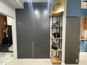 Una habitación con una puerta con un gato sentado en un estante. en Milana, en Bishkek