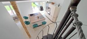 eine Draufsicht auf ein Wohnzimmer mit Tisch und Stühlen in der Unterkunft Villa Côte Ouest, Elégance Piscine et Pool-House in Gujan-Mestras