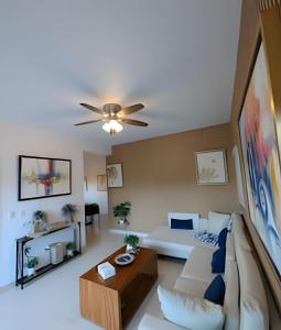 un soggiorno con un divano e un ventilatore a soffitto di Atlantic 9, Apartamento cerca de playa. a Sabana Grande