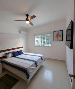 una camera da letto con un letto e un ventilatore a soffitto di Atlantic 9, Apartamento cerca de playa. a Sabana Grande Altre 15 foto
