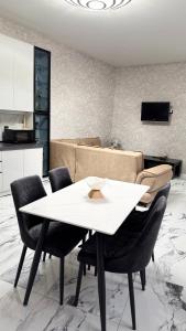 una sala de estar con una mesa y un sofá en TbilApartments, en Tiflis