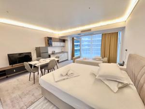 Μια τηλεόραση ή/και κέντρο ψυχαγωγίας στο WHITE TITANIC LUXURY Sea View & Studios