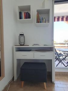 a white desk with a speaker on top of it at Charmant 2 pièces, Vue sur Mer - Proche Plage in Sète +21 photos