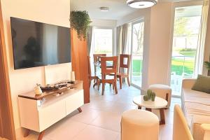 TV a/nebo společenská místnost v ubytování Paraíso Soleado, apartamento en la playa