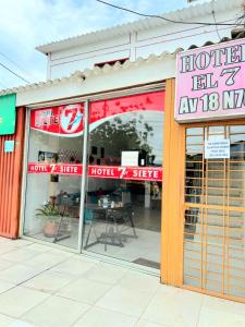 库库塔Hotel 7的前面有标牌的商店