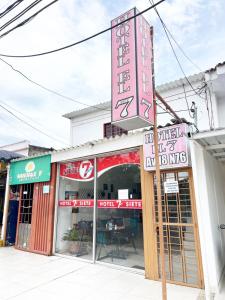 库库塔Hotel 7的商店前方有餐厅标志
