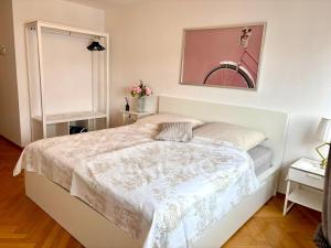 Ένα ή περισσότερα κρεβάτια σε δωμάτιο στο Wohnen im historischen Zentrum