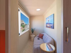 アテネにあるThe Acropolis Windowのソファとテーブルのあるリビングルーム