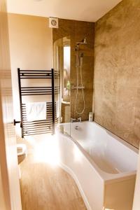 Koupelna v ubytování Spacious 4Bed Parking & Wi-Fi - Contractor Stays