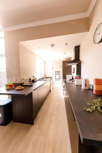 Kuchyň nebo kuchyňský kout v ubytování Spacious 4Bed Parking & Wi-Fi - Contractor Stays