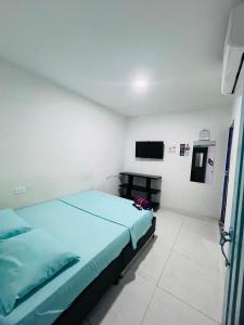 库库塔Hotel 7的一间医院间,配有床和电视