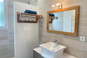 a bathroom with a sink and a mirror at Villa Thaïlande - Domaine Le Sherwood in Notre-Dame-de-Monts