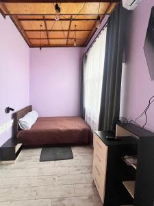 Postel nebo postele na pokoji v ubytování Barvy Dnipra