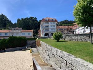 科巴罗A Canteira Beach的建筑前的挡墙