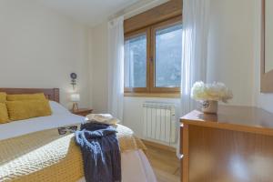 科巴罗A Canteira Beach的一间卧室，里面有一张床和一扇窗户。