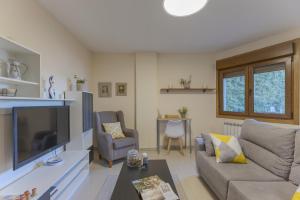 科巴罗A Canteira Beach的客厅里有一张沙发和一台电视