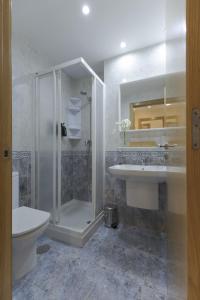 科巴罗A Canteira Beach的带淋浴、水槽和马桶的浴室 更多40张照片