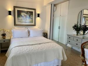 Postel nebo postele na pokoji v ubytování Corinthian Blue Waterfront Suites