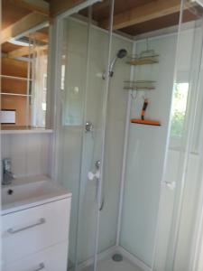 Koupelna v ubytování tiny house + 12 fotografií