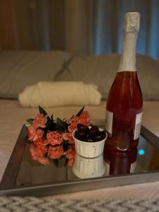 een fles bier en bloemen op een dienblad met een drankje bij Bangallo Dona Maria in Nonoai