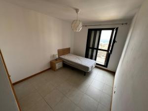 Un dormitorio pequeño con una cama y una ventana. en NG SANTA CRUZ - Santa Cruz de Tenerife, en Santa Cruz de Tenerife